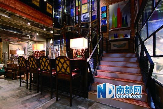 7米高的玻璃屏風(fēng)打造有味道的吧臺(tái)。