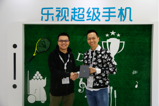 詹俊現(xiàn)身樂視中網(wǎng)展廳 樂Pro3成就賽場內(nèi)外獨(dú)特風(fēng)景(圖1)