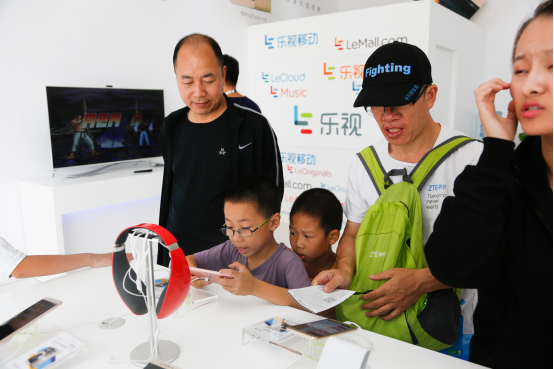 樂視展廳大師親授網球技巧(圖4)